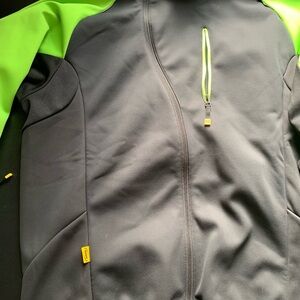 Mavic men’s riding jacket with back and sleeve pockets. Size XL